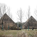 Hier stehen sie nicht in der Wüste, sondern auf einem grau-grünen Feld. Statt sengender Hitze sind die beiden Pyramiden der Feuchtigkeit ausgesetzt und von Moos überwuchert.