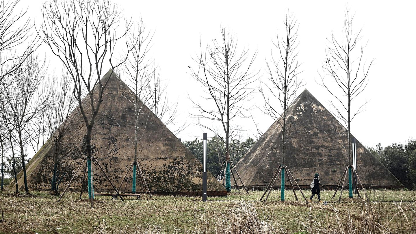 Hier stehen sie nicht in der Wüste, sondern auf einem grau-grünen Feld. Statt sengender Hitze sind die beiden Pyramiden der Feuchtigkeit ausgesetzt und von Moos überwuchert.