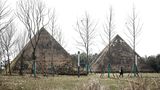 Hier stehen sie nicht in der Wüste, sondern auf einem grau-grünen Feld. Statt sengender Hitze sind die beiden Pyramiden der Feuchtigkeit ausgesetzt und von Moos überwuchert.