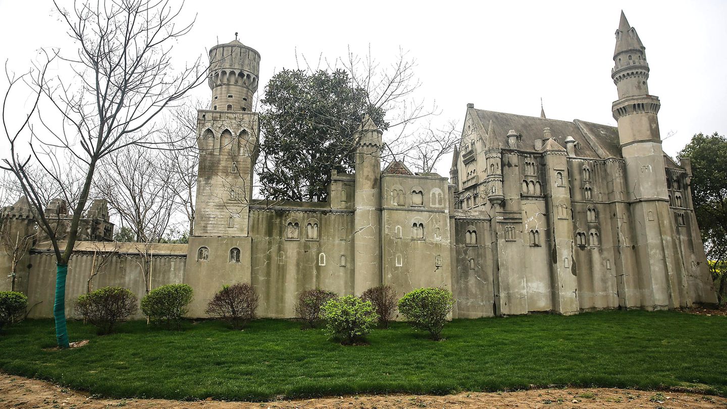 Neuschwanstein in Fernost: Diese Variante des Schlosses vom Bayernkönig Ludwig II. ist nicht nur im Maßstab deutlich verkleinert, sondern leidet auch kaum unter einem Besucheransturm wie das Original bei Füssen.