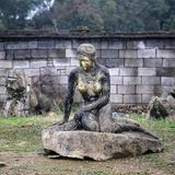 Diese kleine Meerjungfrau schaut nicht in Kopenhagen aufs Wasser, sondern wurde auf einem Steinsockel in der chinesischen Provinz drapiert.