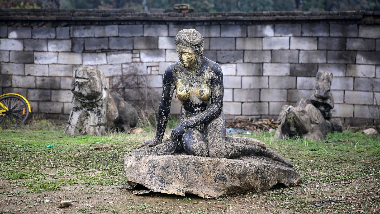 Diese kleine Meerjungfrau schaut nicht in Kopenhagen aufs Wasser, sondern wurde auf einem Steinsockel in der chinesischen Provinz drapiert.