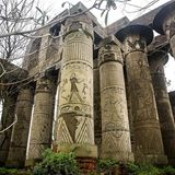 Der Wanguo Park enstand vor 18 Jahren und wurde nie eröffnet. Jetzt blättern von den Betonsäulen des Karnak-Tempels die ersten Reliefs ab.