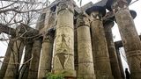 Der Wanguo Park enstand vor 18 Jahren und wurde nie eröffnet. Jetzt blättern von den Betonsäulen des Karnak-Tempels die ersten Reliefs ab.