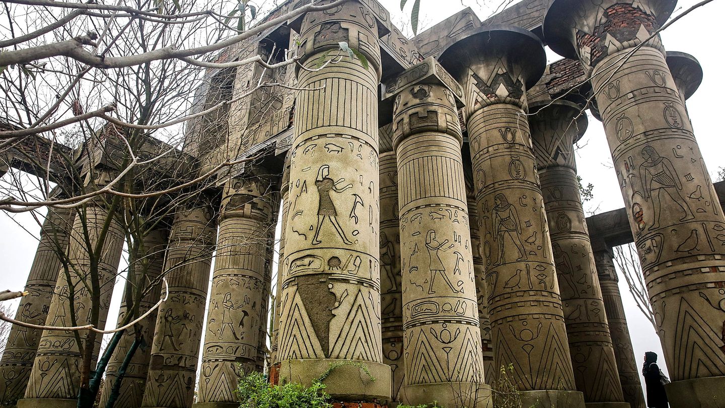 Der Wanguo Park enstand vor 18 Jahren und wurde nie eröffnet. Jetzt blättern von den Betonsäulen des Karnak-Tempels die ersten Reliefs ab.