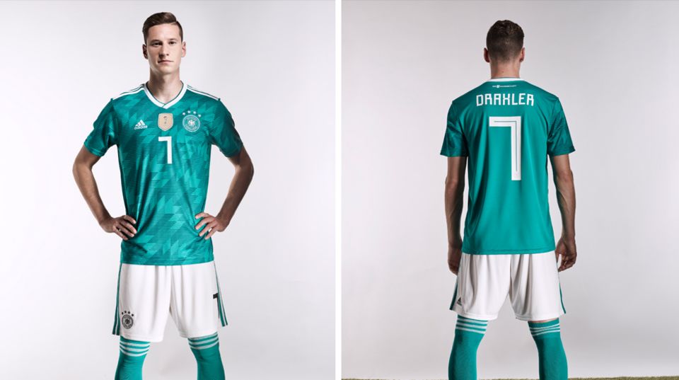 Julian Draxler präsentiert die Front- und Heckansicht des neuen Dress