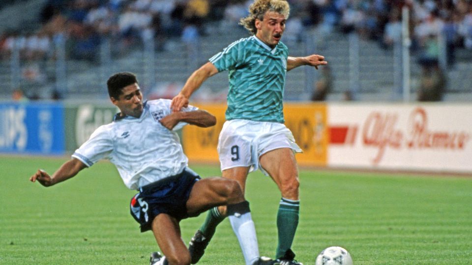 Es gibt nur ein Rudi Völler, aber immer wieder grüne Auswärtstrikots