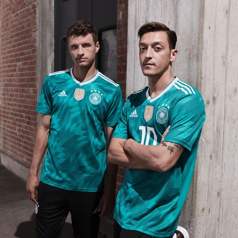 Thomas Müller und Mezut Özil (r.) posieren im neuen Auswärtstrikot der deutschen Fußball-Nationalmannschaft