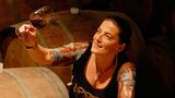 Weiss, rot oder prickelnd: die Weine  Der Wein schmeckt dort am besten, wo er entsteht. Die Weinanbaugebiete des Trentino erstrecken sich vom Gardasee bis ins Valle di Cembra. Schon in Mozarts Oper "Don Giovanni" wird die Rotweinsorte aus dem Vallagarina, der Marzemino, erwähnt. Auch der Süßwein, der Vino Santo, aus Nosiola-Trauben ist berühmt.