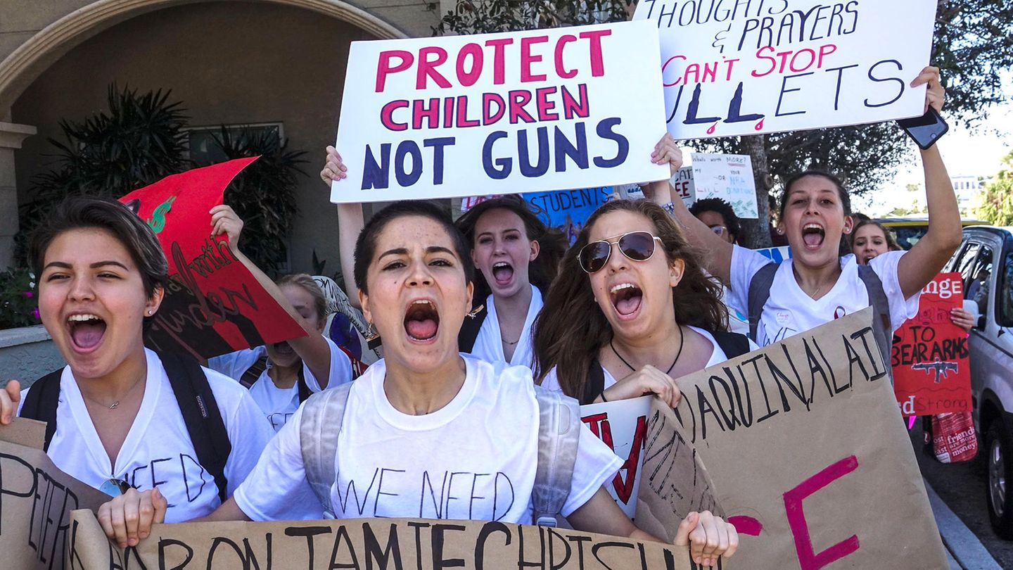 USA, Florida, West Palm Beach: Schüler demonstrieren mit Schildern gegen die aktuellen Waffengesetze in den USA
