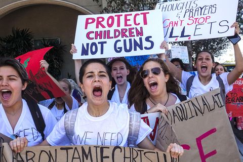 USA, Florida, West Palm Beach: Schüler demonstrieren mit Schildern gegen die aktuellen Waffengesetze in den USA