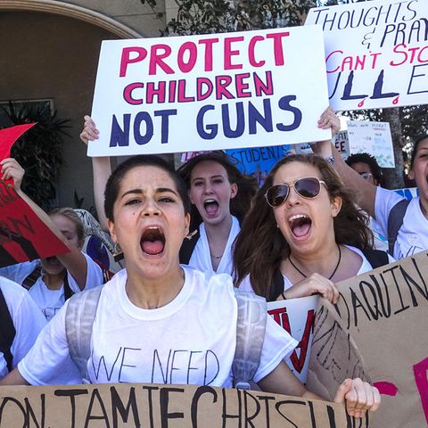 USA, Florida, West Palm Beach: Schüler demonstrieren mit Schildern gegen die aktuellen Waffengesetze in den USA