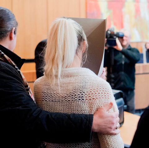 Die nun aus der JVA geflüchtete Frau (blond) wurde im März 2017 wegen Totschlags verurteilt