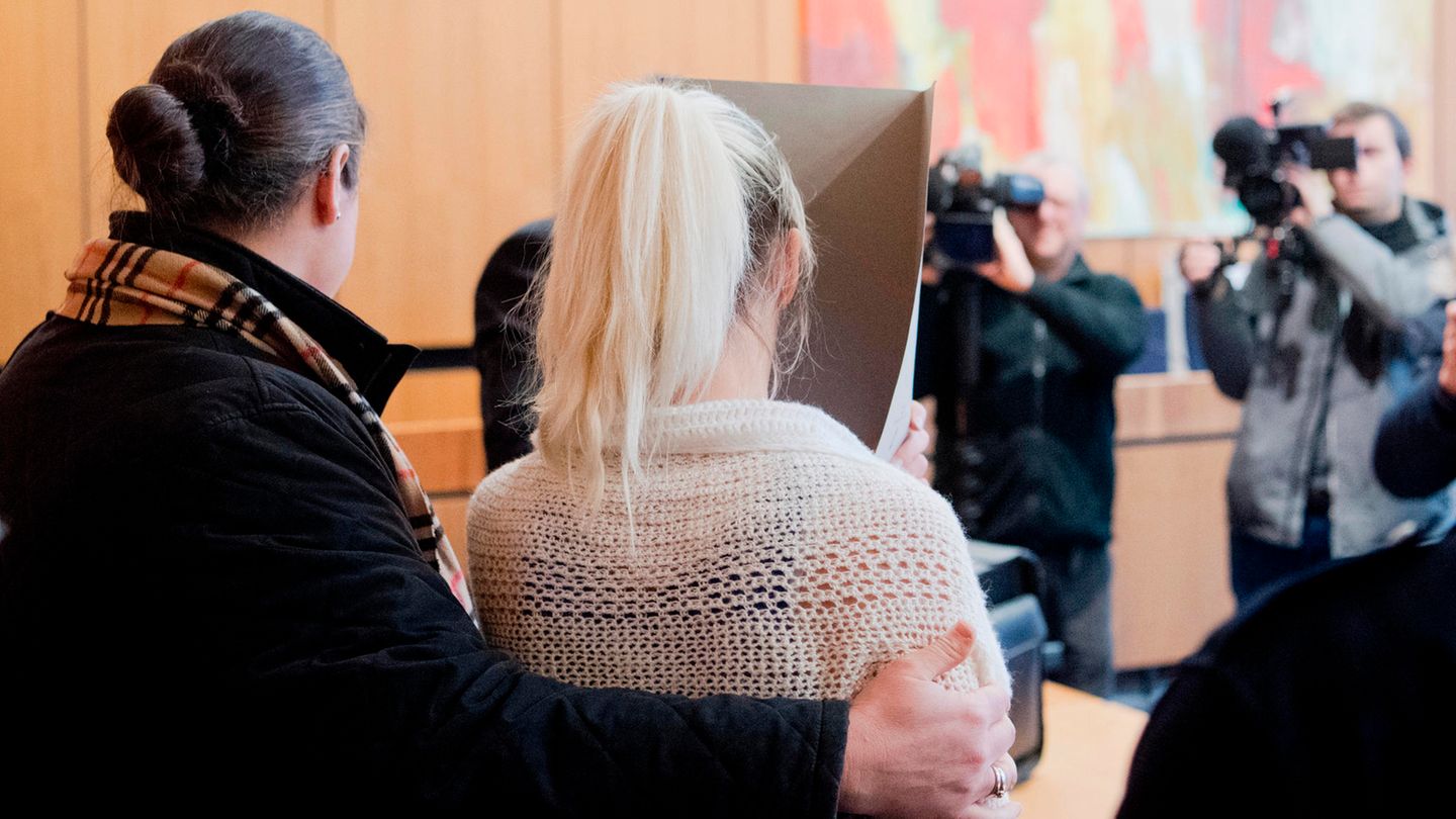 Die nun aus der JVA geflüchtete Frau (blond) wurde im März 2017 wegen Totschlags verurteilt