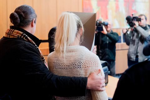 Die nun aus der JVA geflüchtete Frau (blond) wurde im März 2017 wegen Totschlags verurteilt