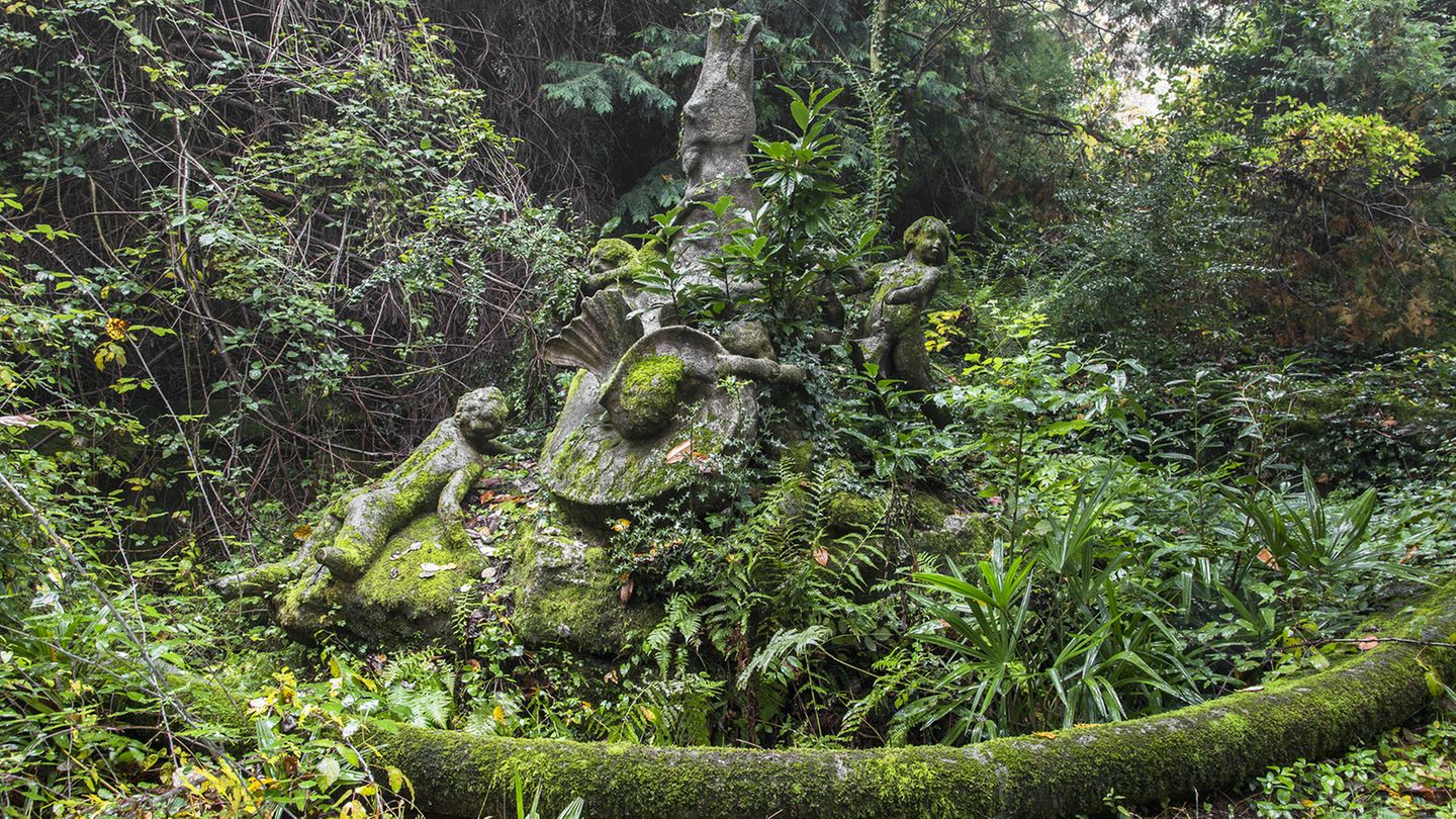 War es ein Brunnen oder ein Denkmal, auf dem sich die morbiden Engelchen fläzen? Teile ihrer Extremitäten sind abgefallen, dafür ist die Skulptur von Pflanzen überwuchert.