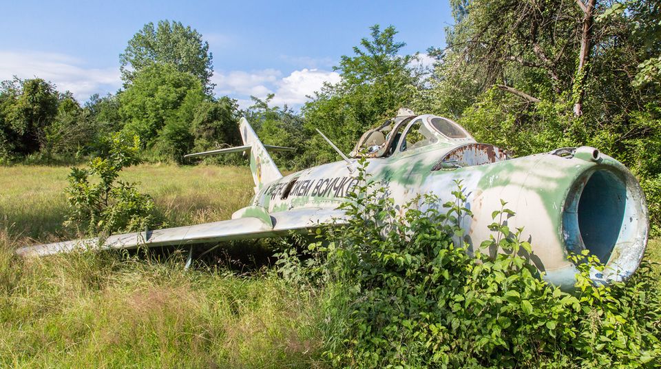 Als wäre seit Jahrzehnten kein Mensch mehr dort gewesen: Der Fotograf Jonathan Jimenez hat für den Bildband "Naturalia" vergessene Orte besucht. Dieser MiG-Jet etwa ist alles andere als kampfbereit: Mitten im Grünen rostet diese alte sowjetische Maschine friedlich vor sich hin