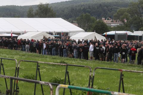 Neonazis auf einer Festivalwiese
