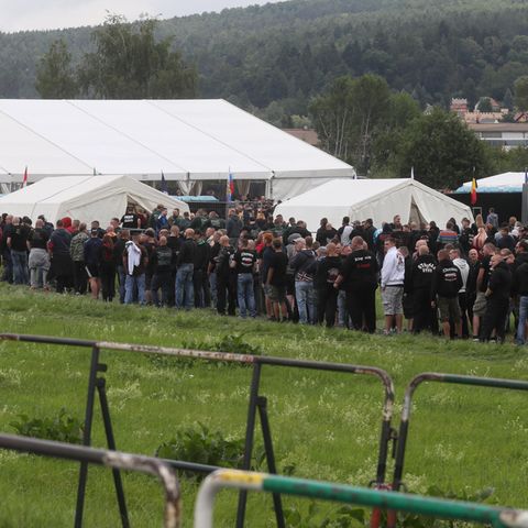 Neonazis auf einer Festivalwiese