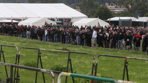 Neonazis auf einer Festivalwiese