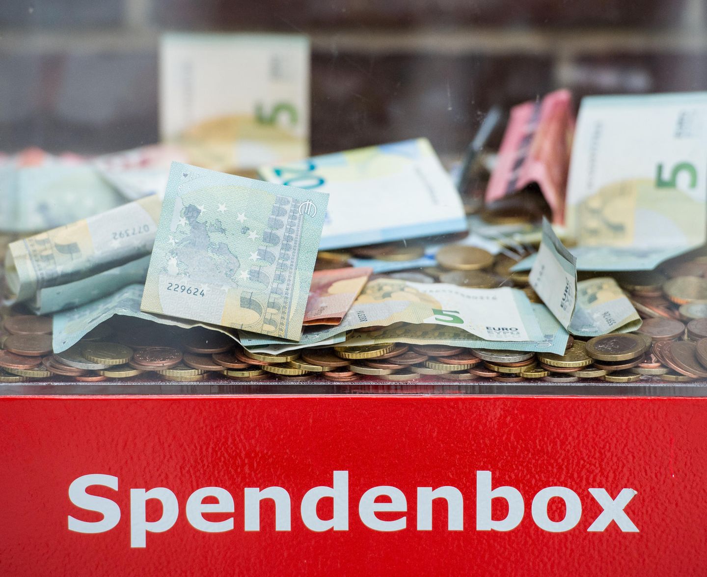 Spendenbox mit Geld