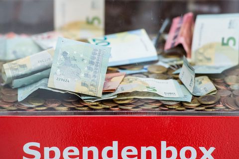 Spendenbox mit Geld