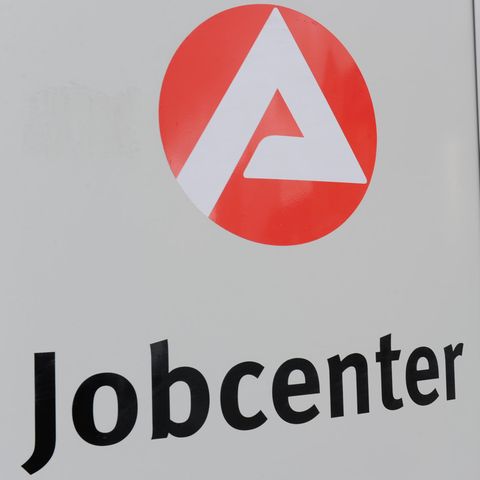 Logo der Arbeitsagentur am Eingang zu einem Jobcenter