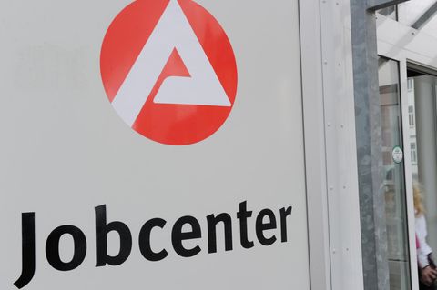 Logo der Arbeitsagentur am Eingang zu einem Jobcenter
