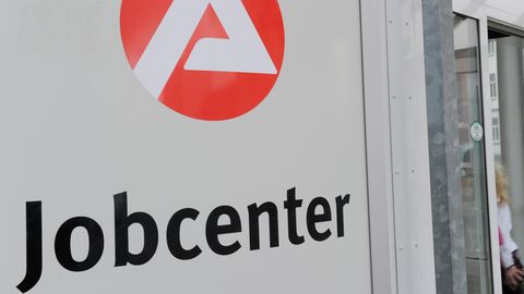 Logo der Arbeitsagentur am Eingang zu einem Jobcenter