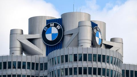 Unter leichten Wolken prangen an der BMW-Zentrale in München große Firmenlogos