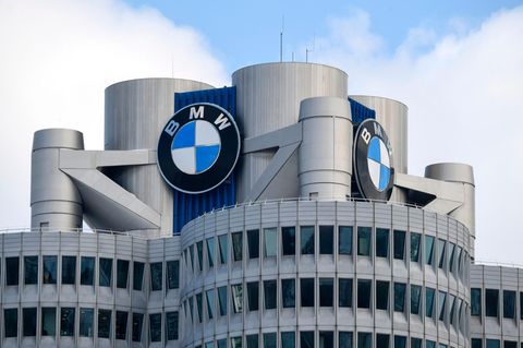 Unter leichten Wolken prangen an der BMW-Zentrale in München große Firmenlogos