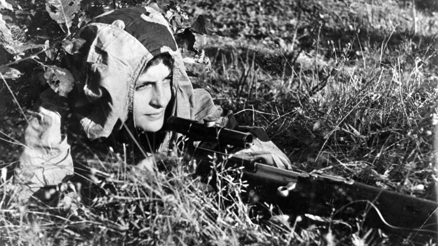 Ljudmila Pavlichenko: Keiner der deutschen Scharfschützen war ihr gewachsen. Keiner der deutschen Scharfschützen war ihr gewachsen.