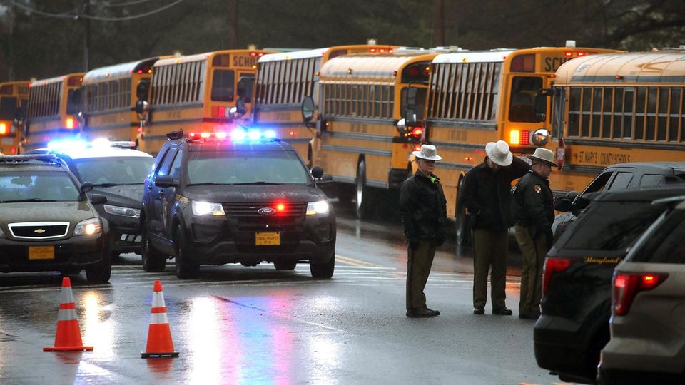 Schulbusse stehen vor der Great Mills High School in Maryland