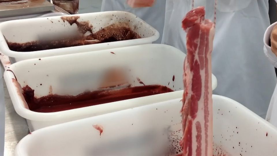 "Lebensmittel-Doping": Minderwertiges Fleisch - so wird für den Supermarkt gepanscht