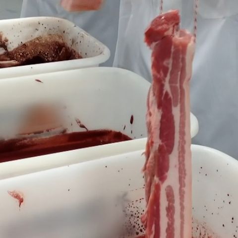 "Lebensmittel-Doping": Minderwertiges Fleisch - so wird für den Supermarkt gepanscht