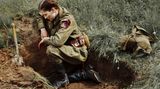 Der Film spielt in einer Zeit, als die Rote Armee vor den Invasoren zurückwich.