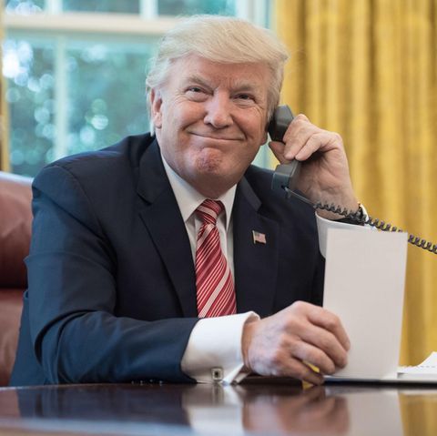 Donald Trump am Telefon im Oval Office