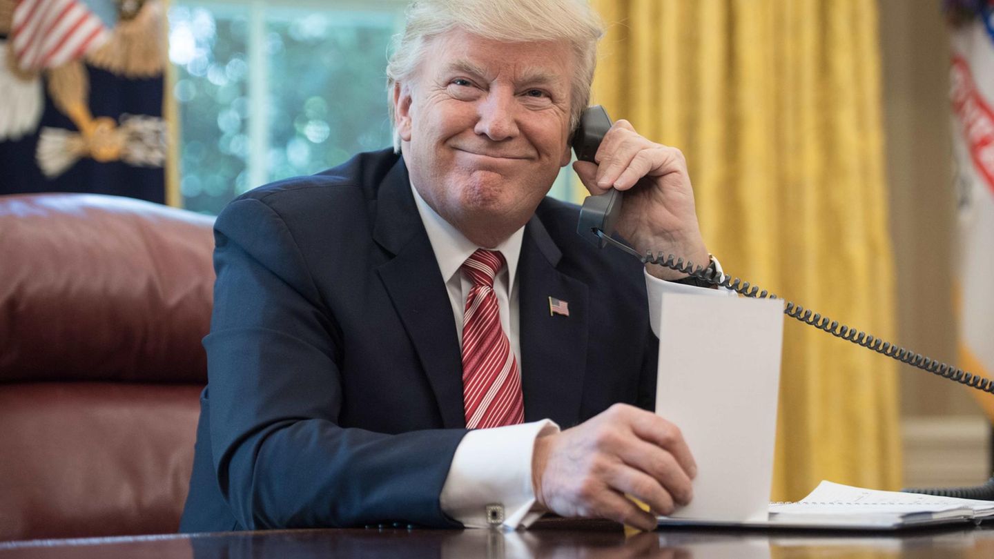 Donald Trump am Telefon im Oval Office