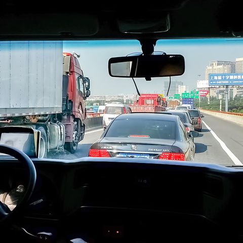Ein LKW in der Dunkelheit