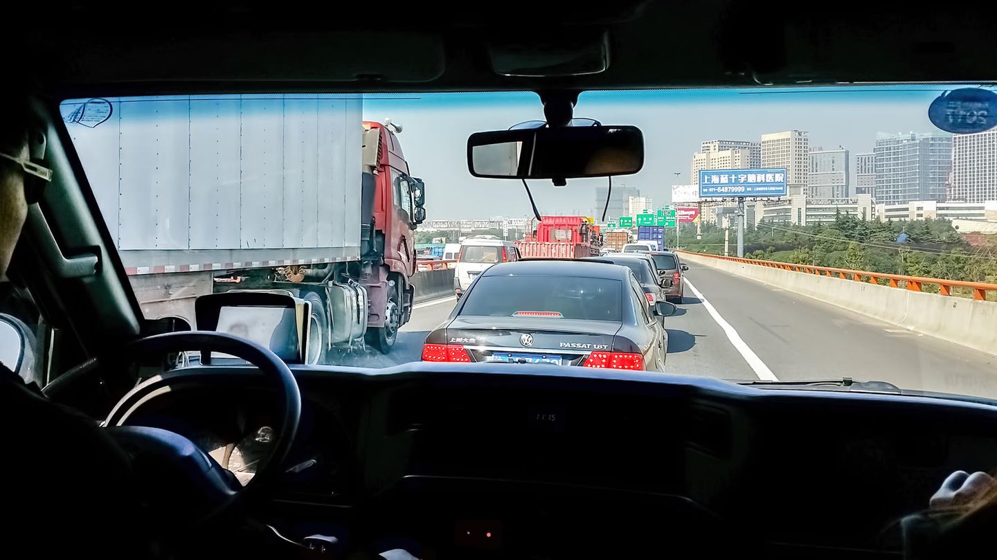 Ein LKW in der Dunkelheit