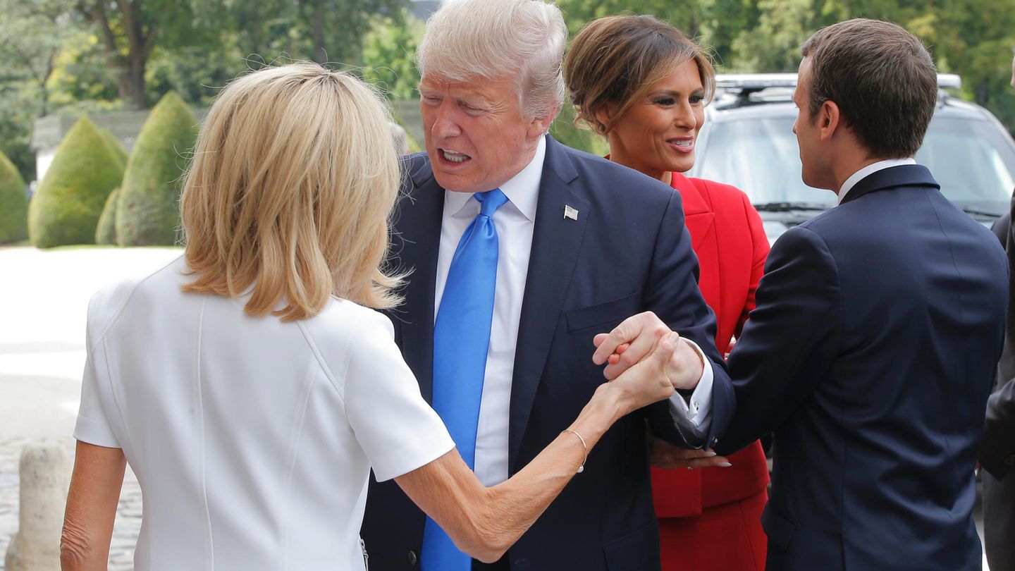 US-Präsident Donald Trump spricht vor dem Invalidendom in Paris mit Brigitte Macron