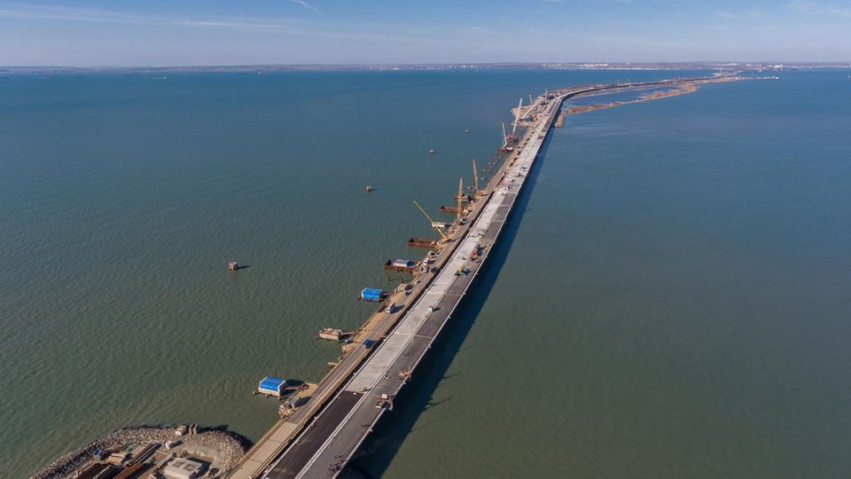 Krim-Brücke: Offenbar soll die Brücke am 9. Mai, dem Tag des Sieges über Nazi-Deutschland, geöffnet werden. Offenbar soll die Brücke am 9. Mai, dem Tag des Sieges über Nazi-Deutschland, geöffnet werden.