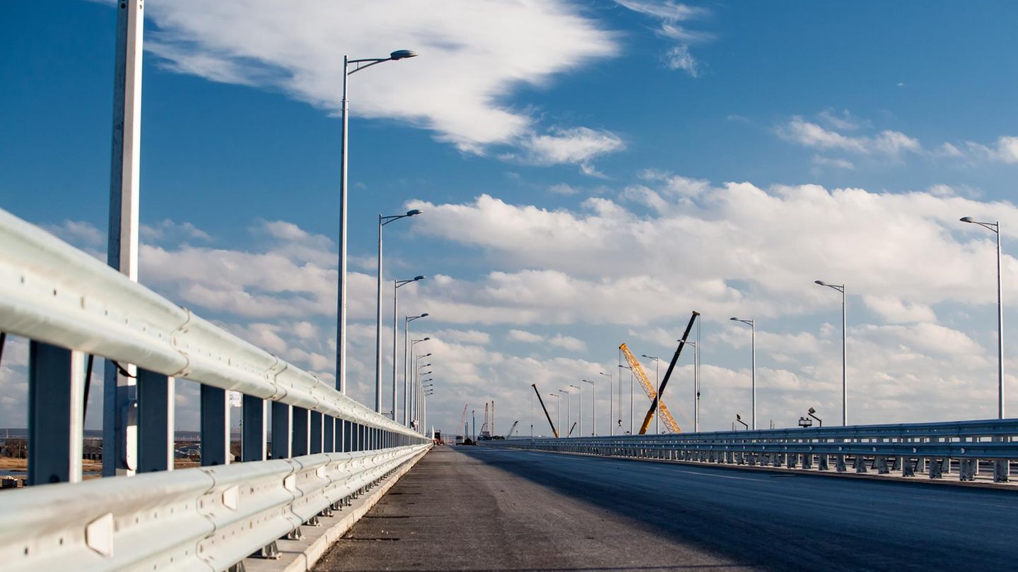Die Brücke ist 19 Kilometer lang.