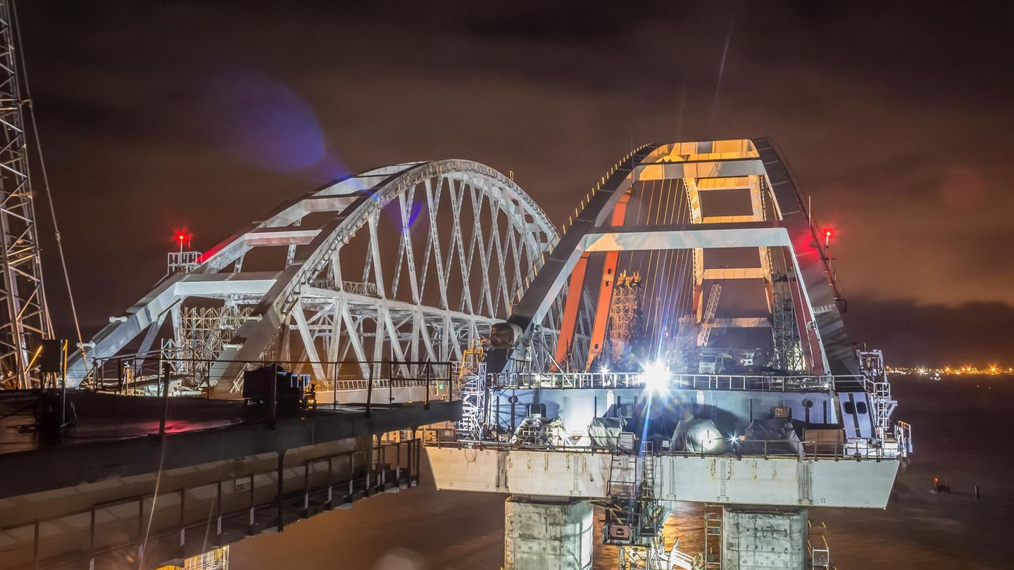 Das Bauwerk soll die Lösung der Krim von der Ukraine zementieren.