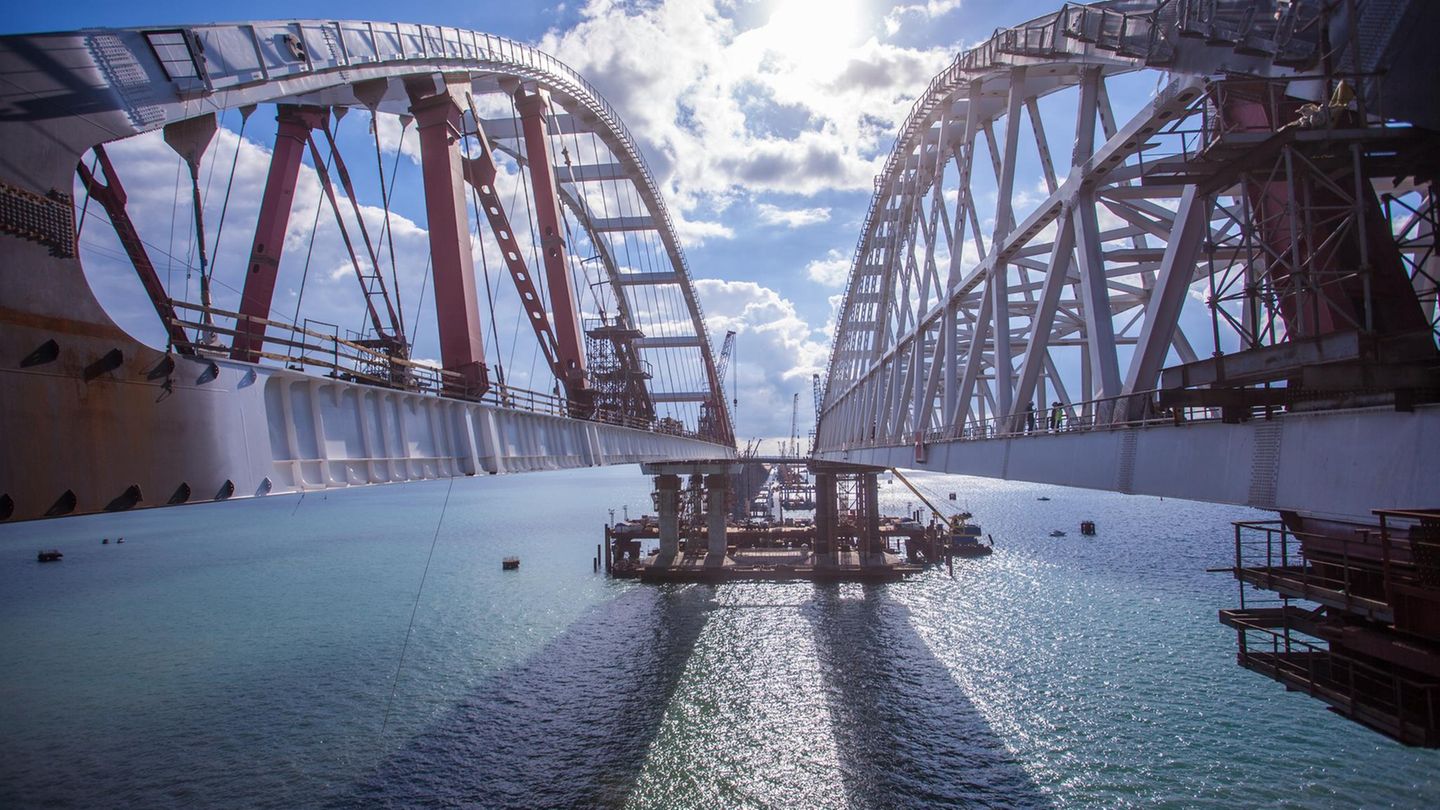 Eine vierspurige Autobahn und ein zweispurige Bahntrasse führen über die Brücke,