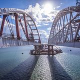 Eine vierspurige Autobahn und ein zweispurige Bahntrasse führen über die Brücke,