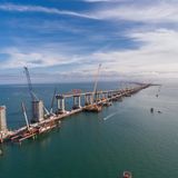 In der UdSSR gab es bereits Pläne zum Bau einer solchen Brücke. Wegen der hohen Kosten blieb es allerdings bei Entwürfen.