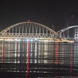 Die gigantischen Bögen werden an ihren Bestimmungsort geschleppt. 