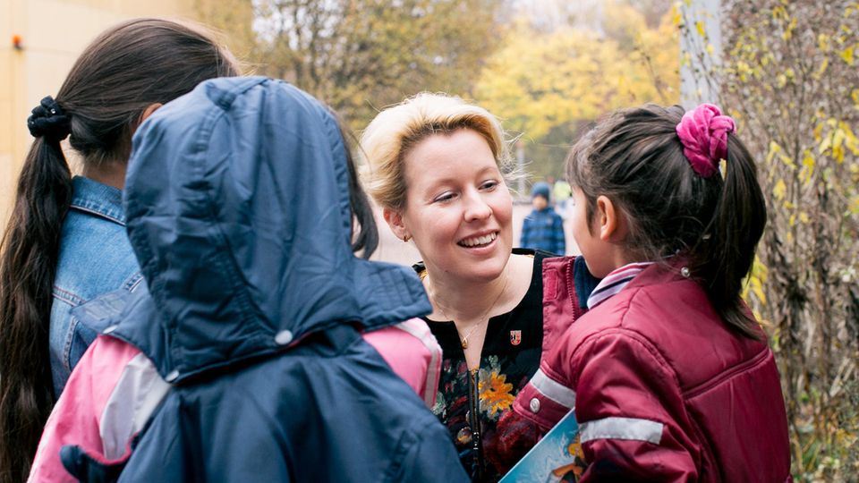 Bundesregierung: 43 Prozent der Neuköllner sind Migranten: Giffey in der Hans-Fallada-Schule 43 Prozent der Neuköllner sind Migranten: Giffey in der Hans-Fallada-Schule