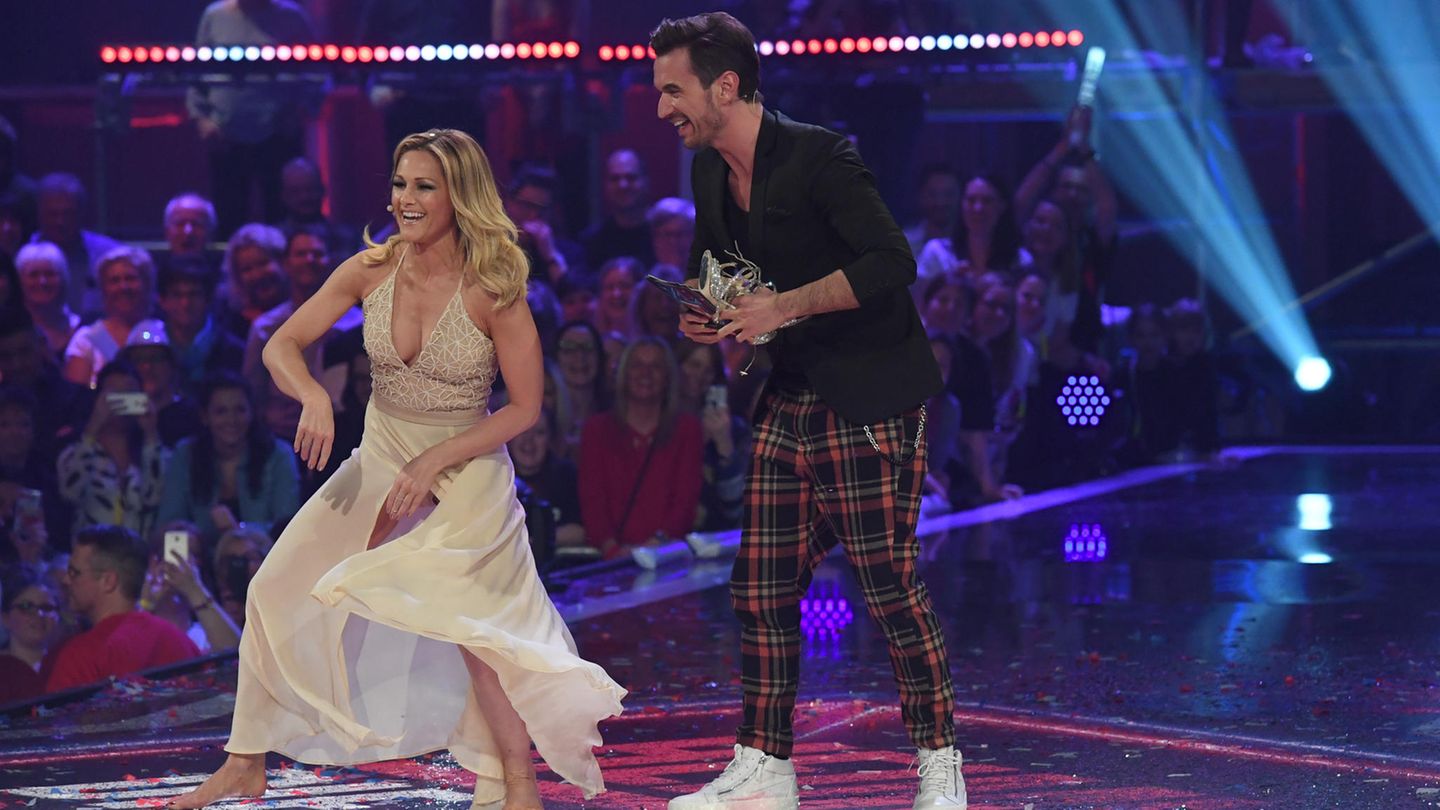 Helene Fischer und Florian Silbereisen auf der Bühne. Silbereisen trägt Fischers Schuhe
